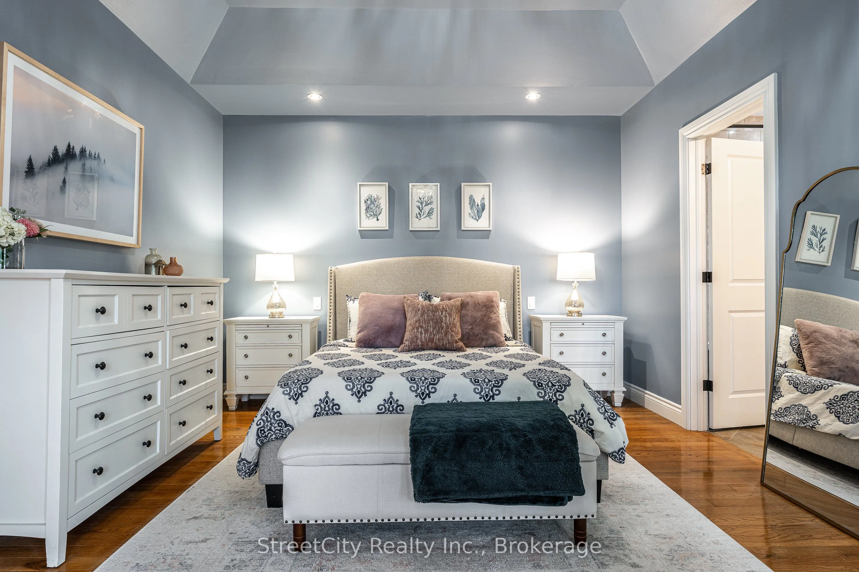 18 Waterloo Street N