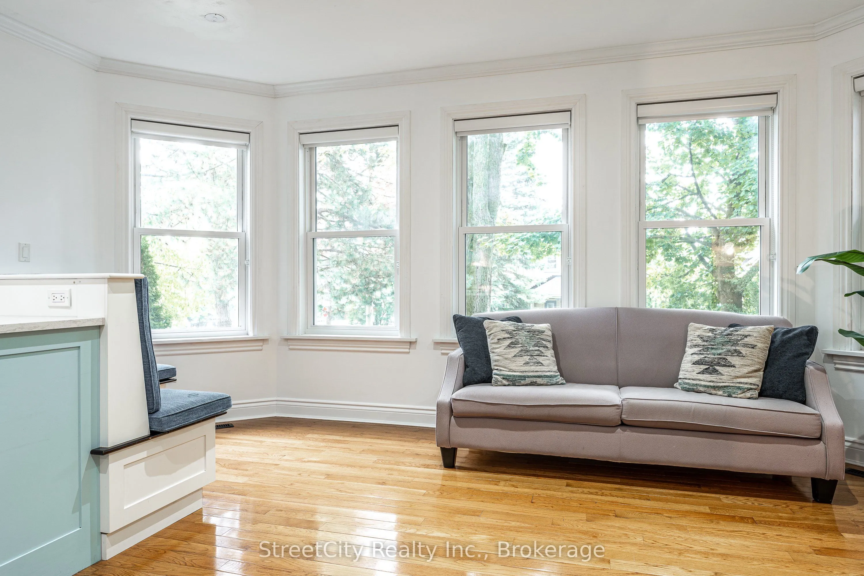 18 Waterloo Street N