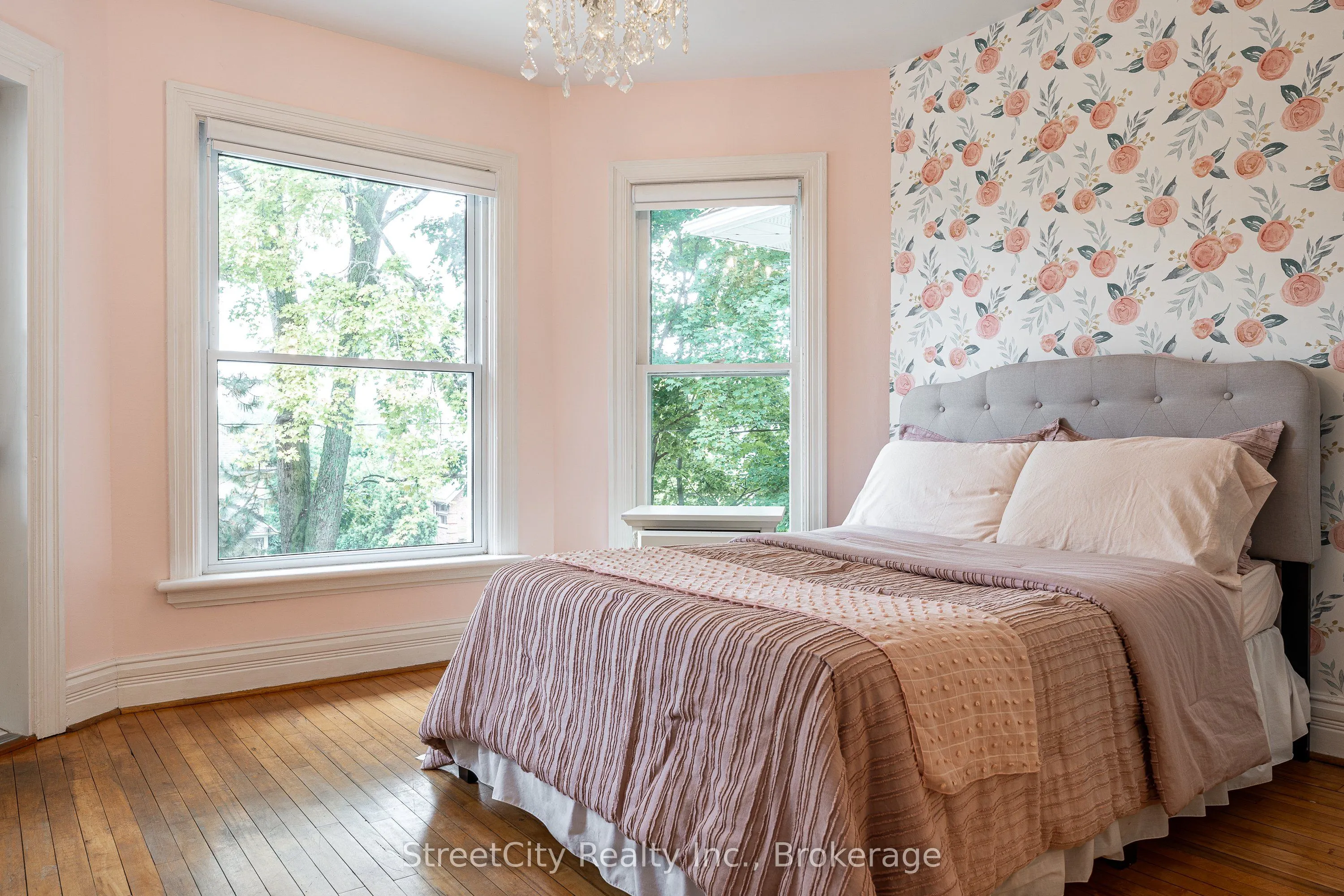 18 Waterloo Street N