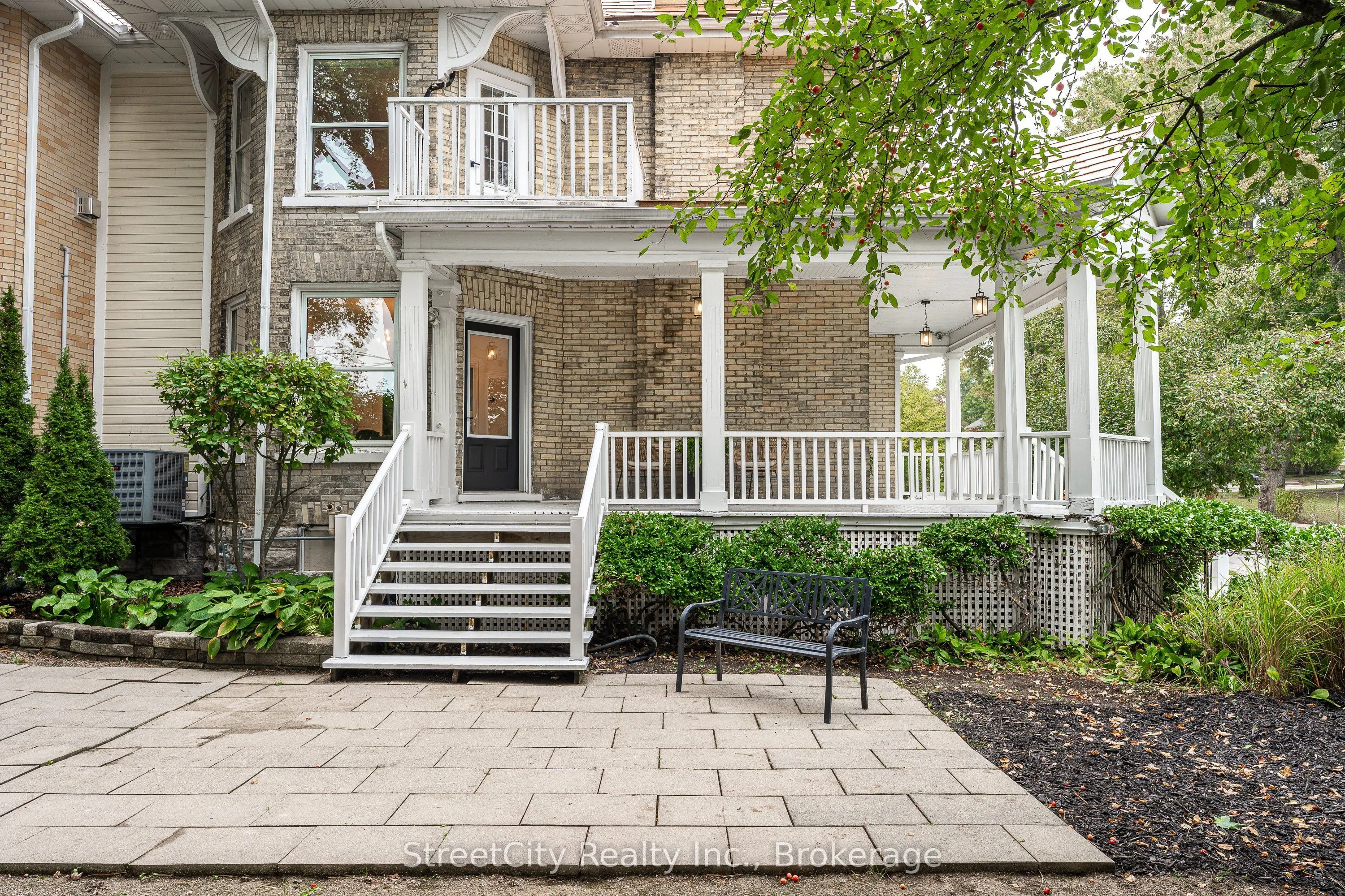 18 Waterloo Street N