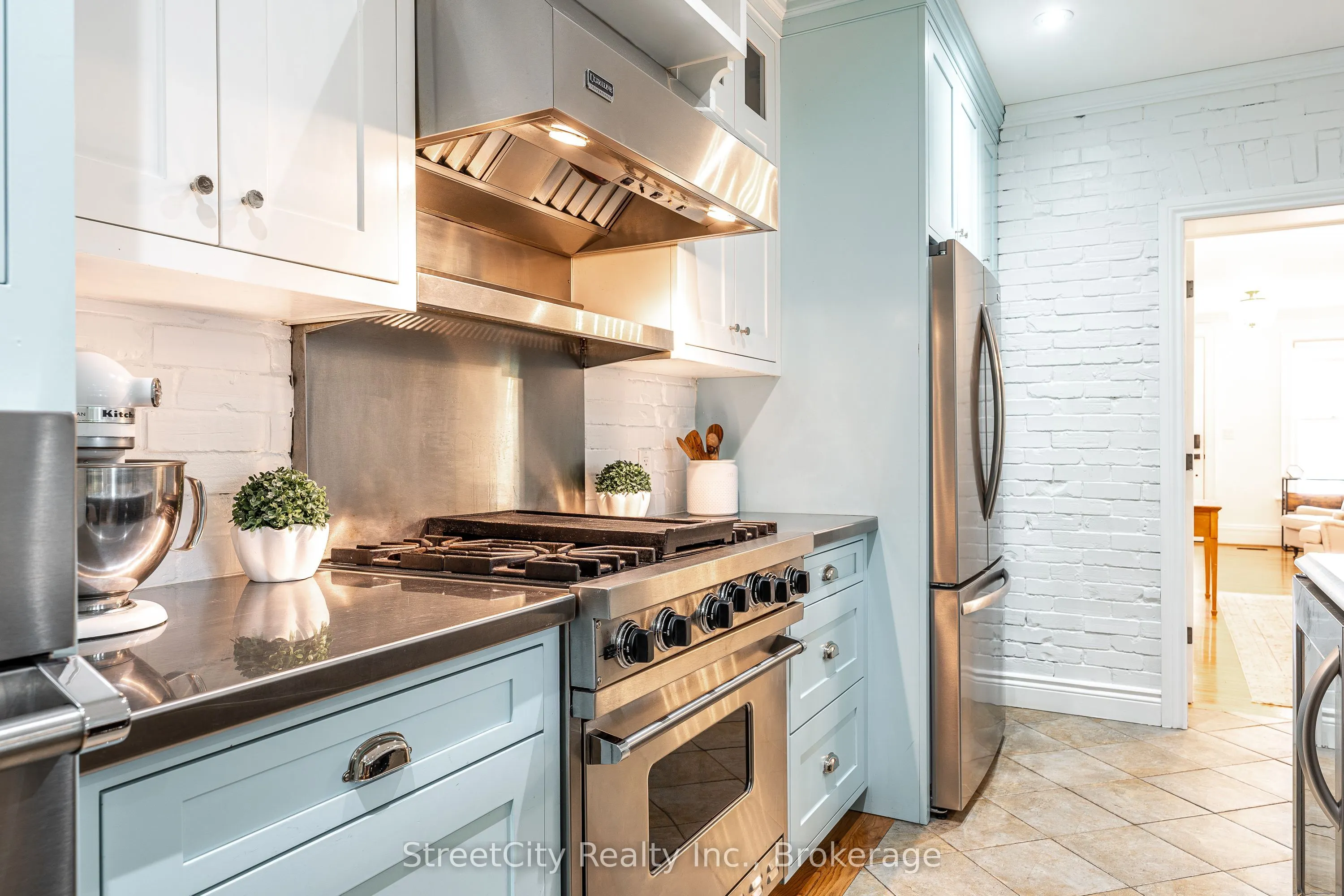 18 Waterloo Street N