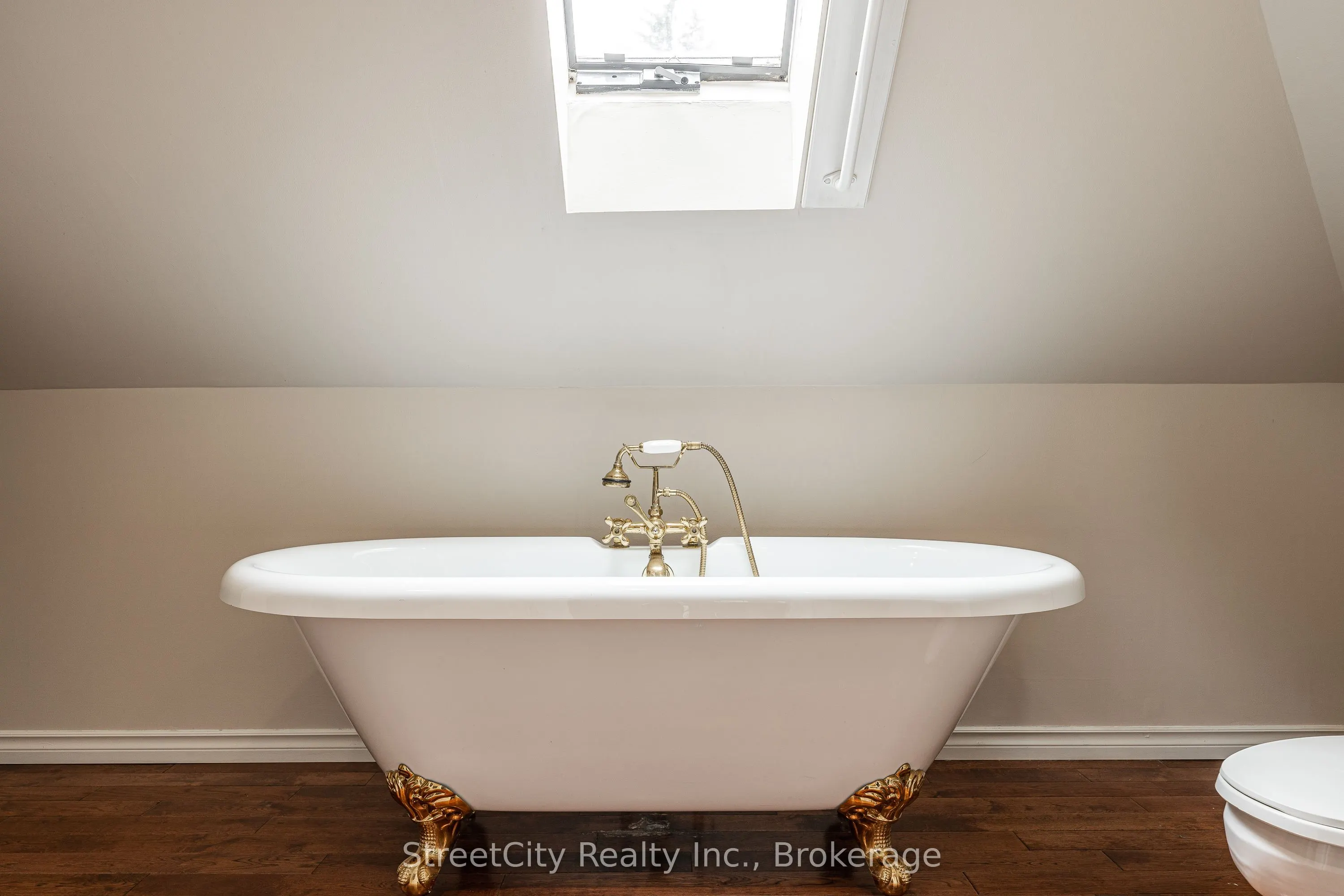 18 Waterloo Street N