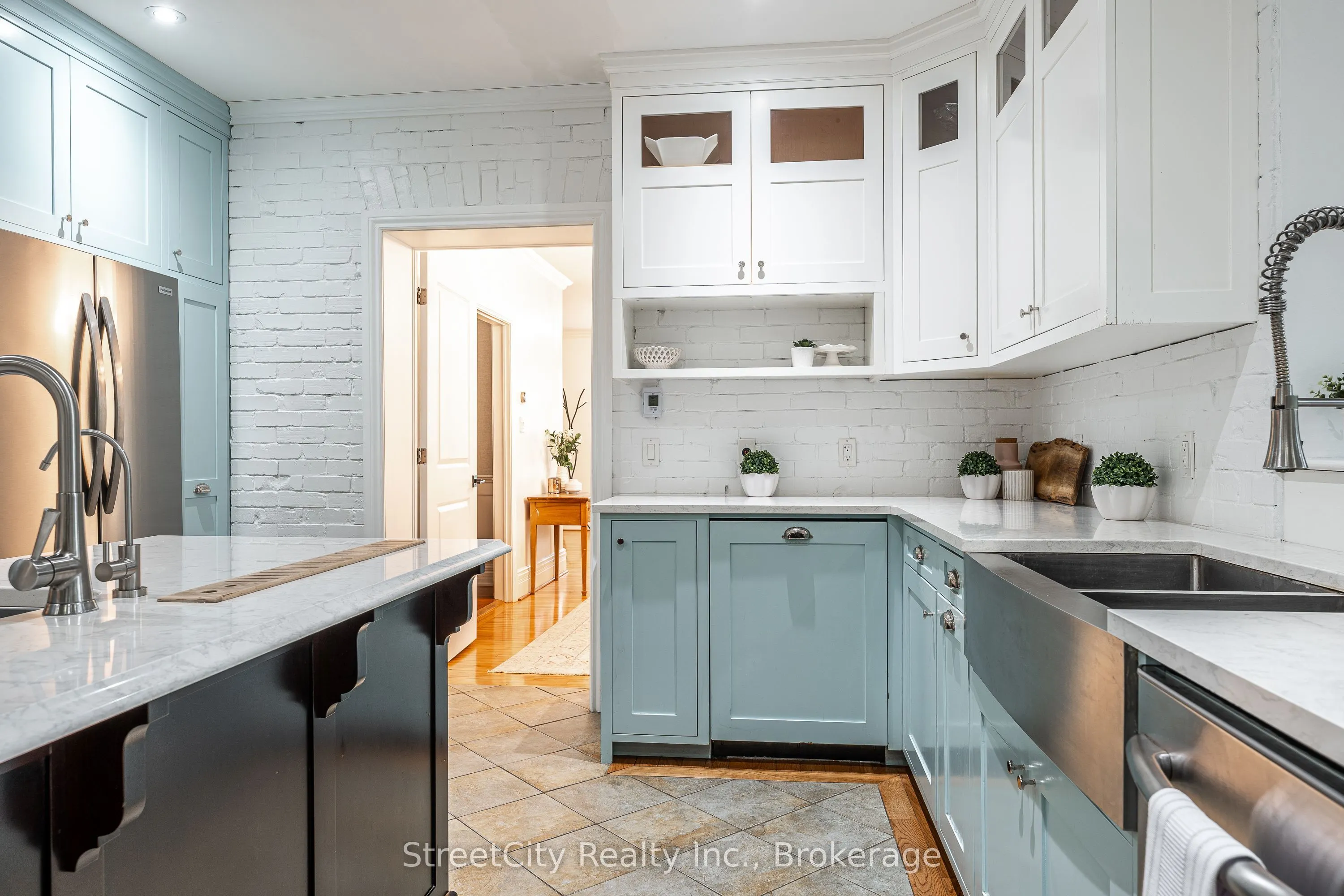 18 Waterloo Street N