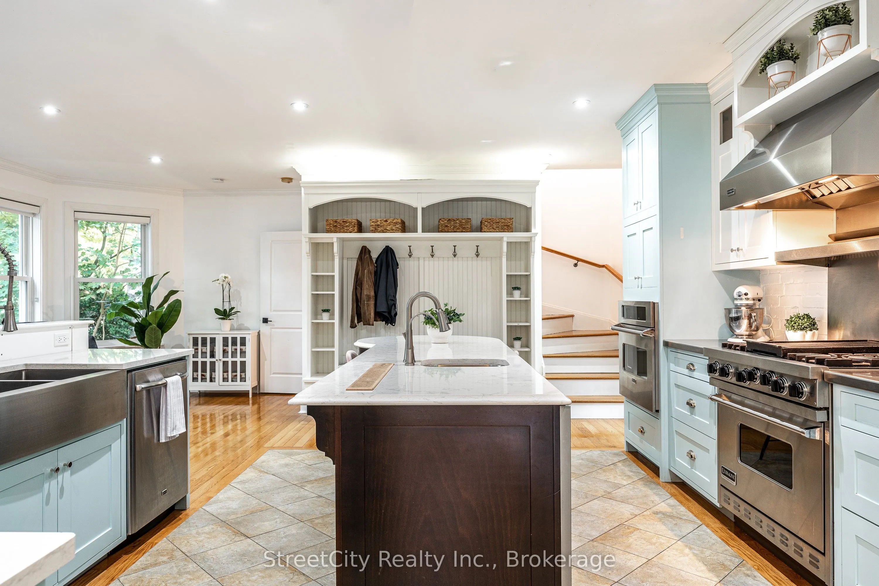 18 Waterloo Street N