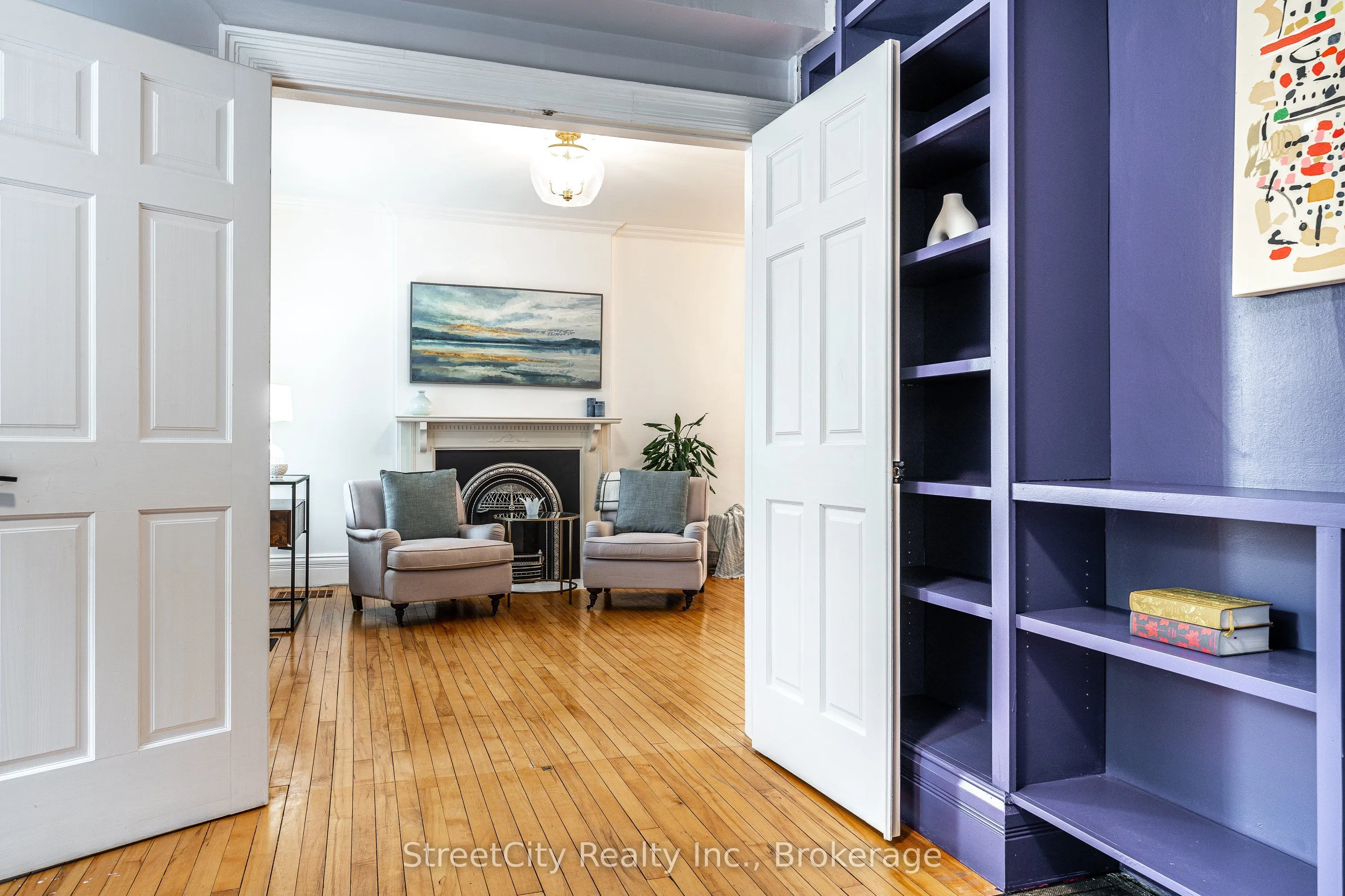 18 Waterloo Street N