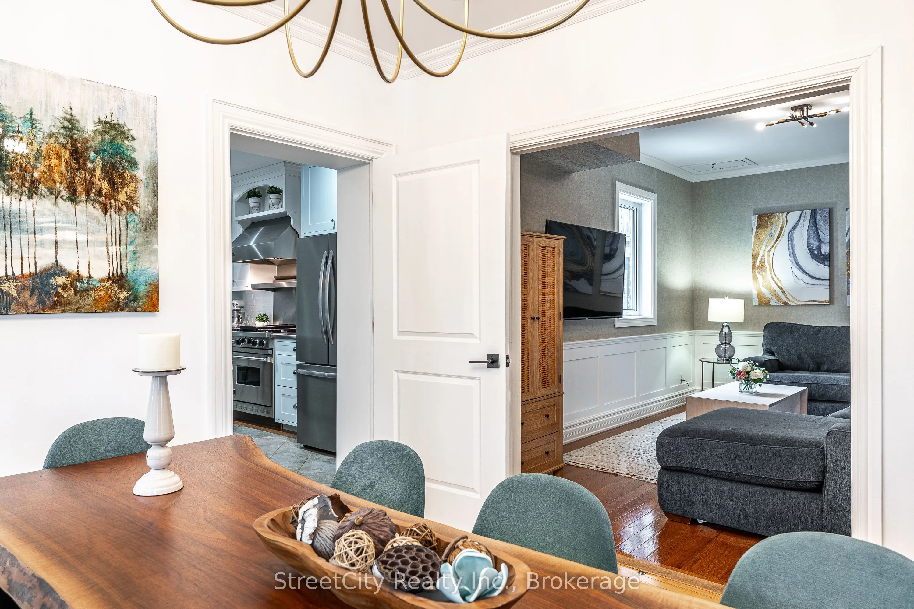 18 Waterloo Street N