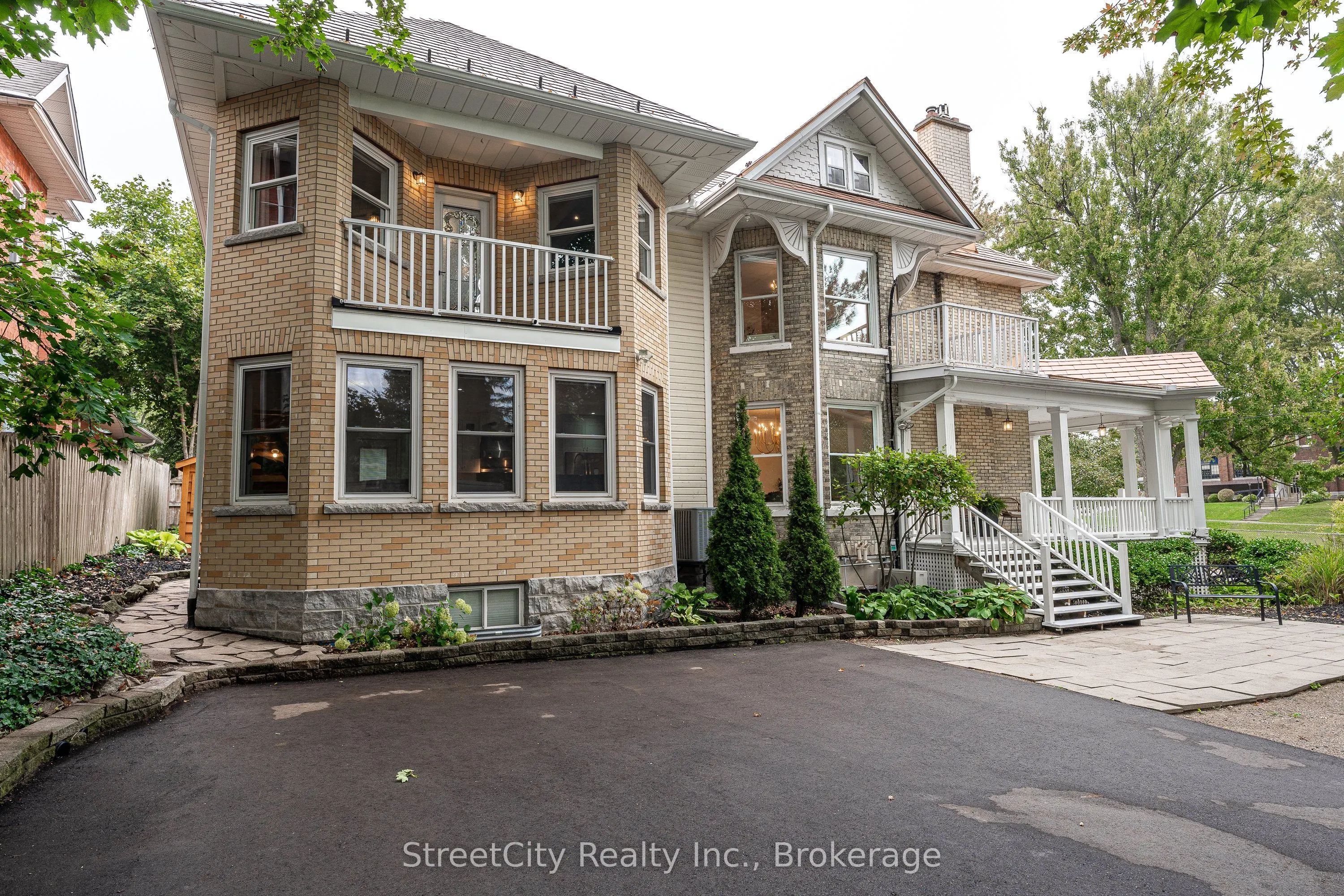 18 Waterloo Street N