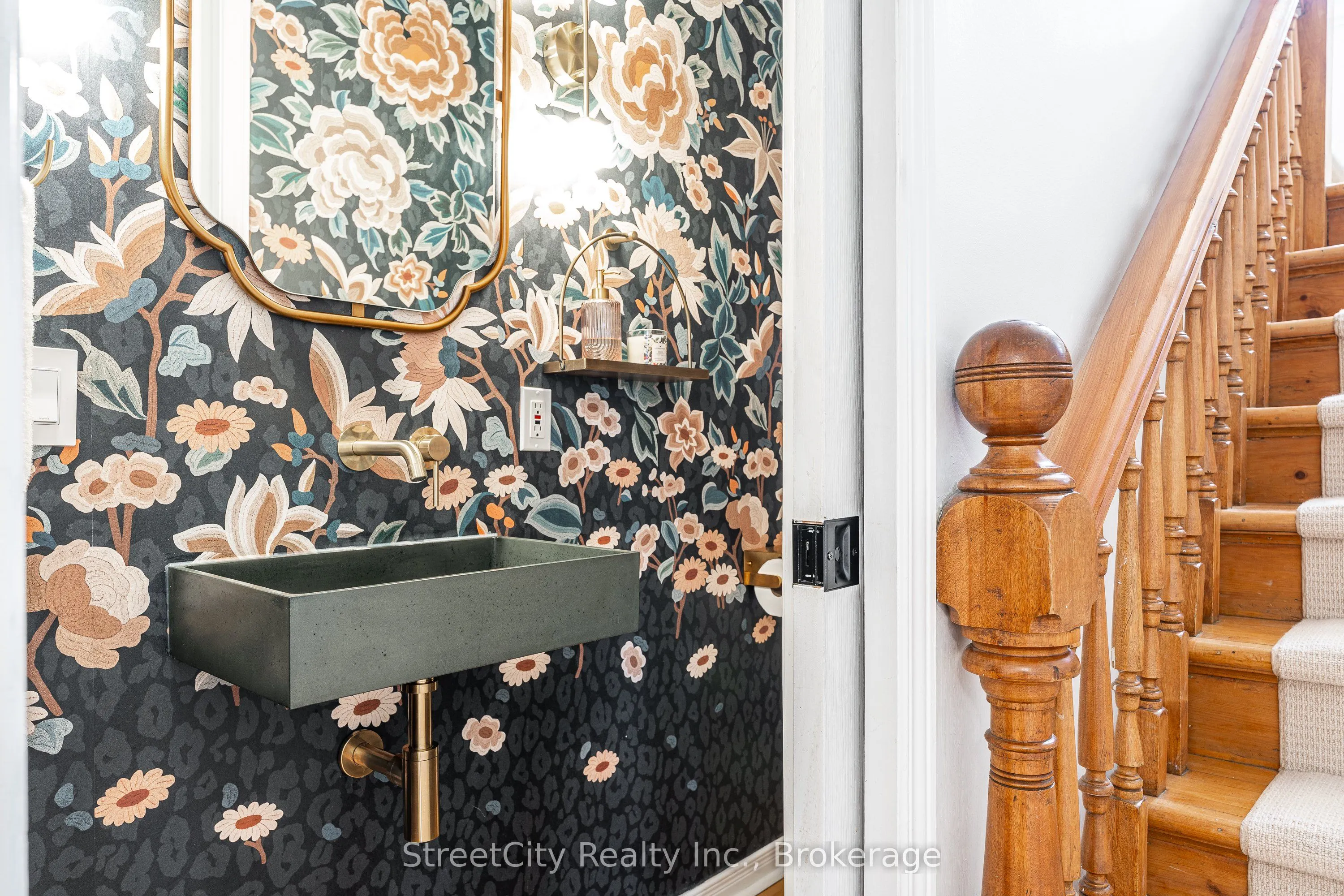 18 Waterloo Street N