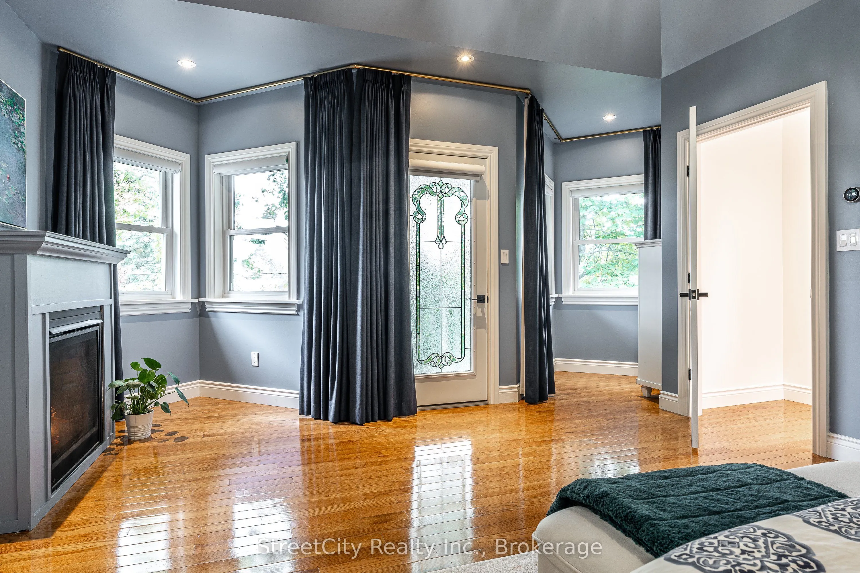 18 Waterloo Street N