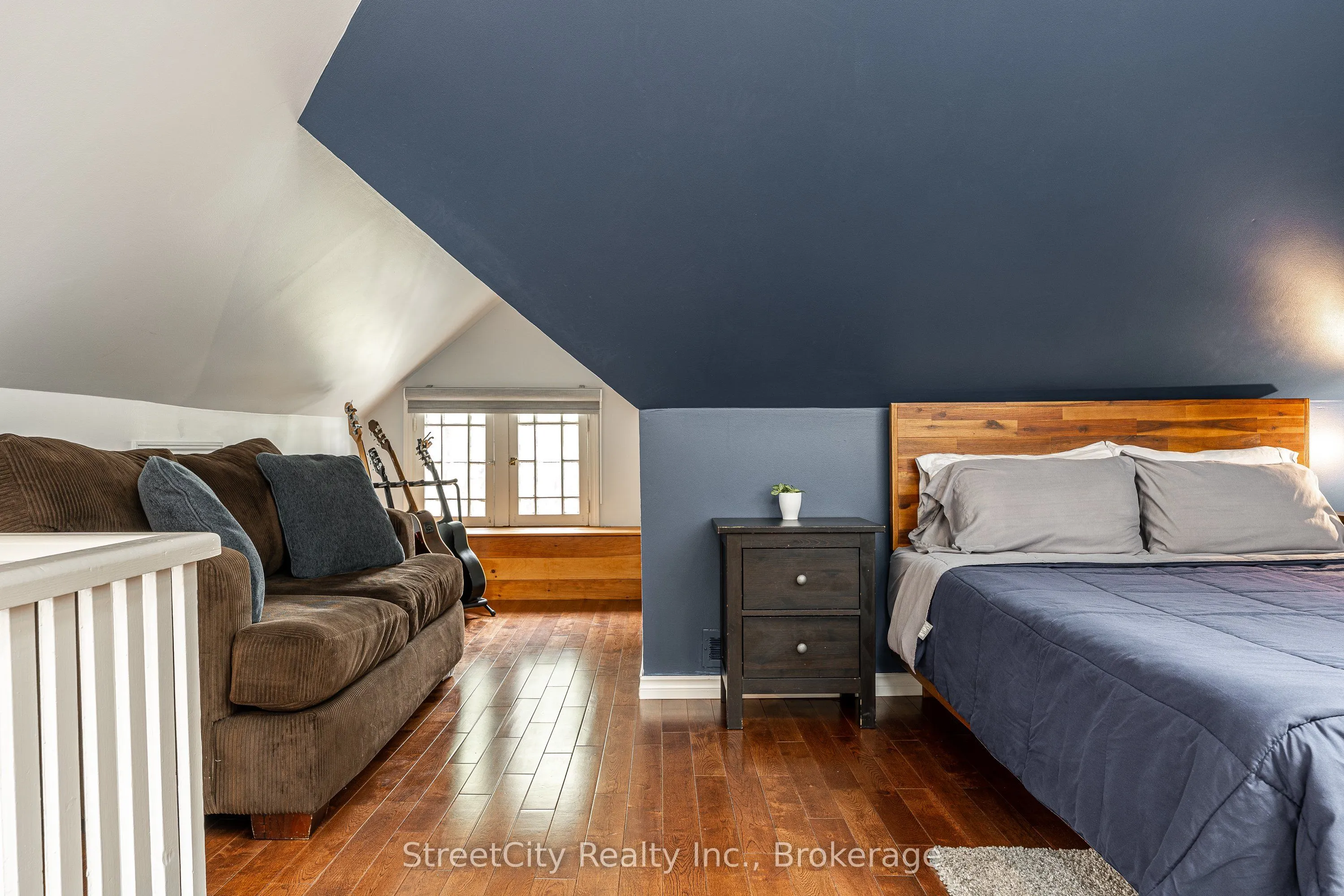 18 Waterloo Street N