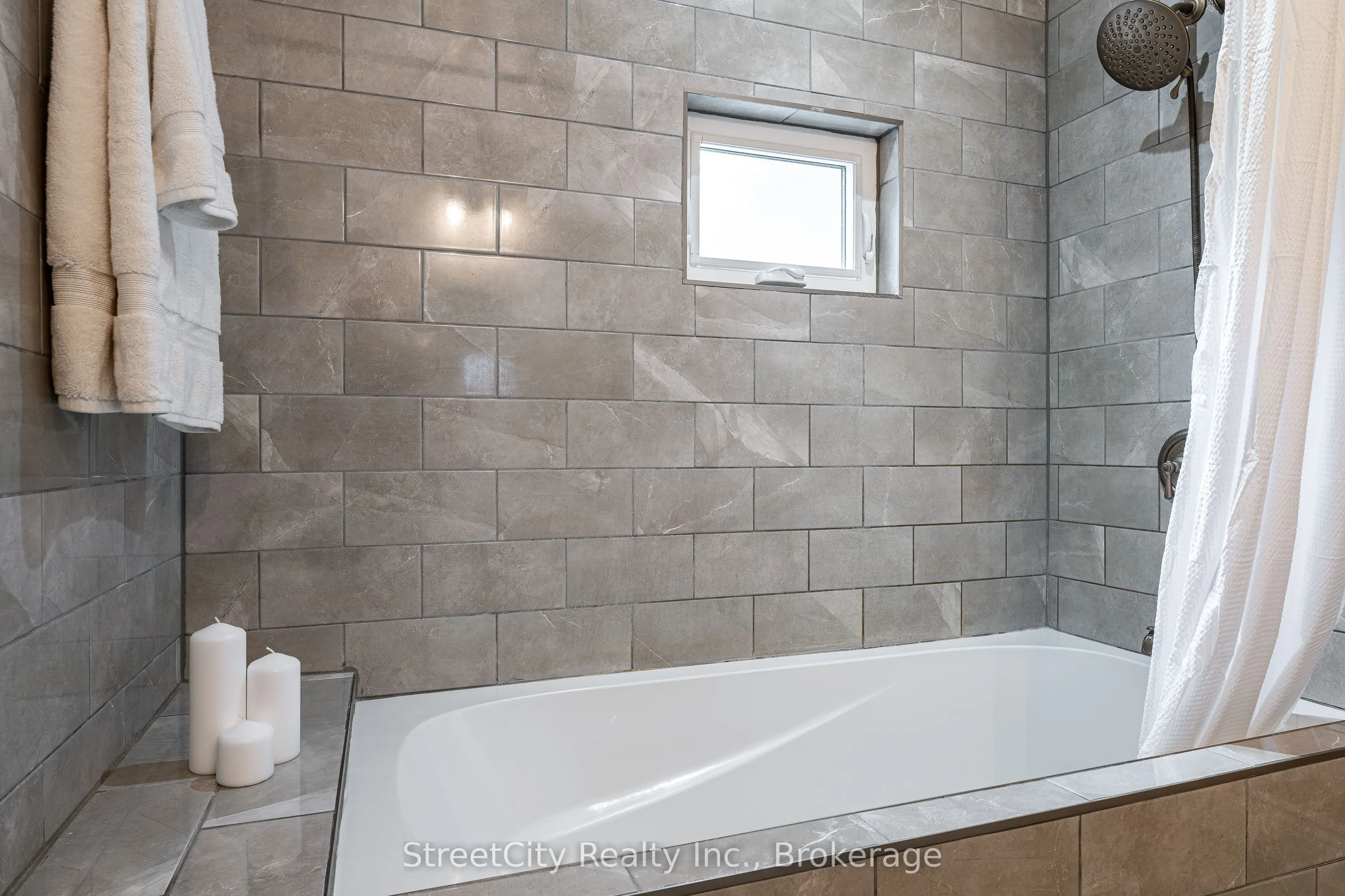 18 Waterloo Street N