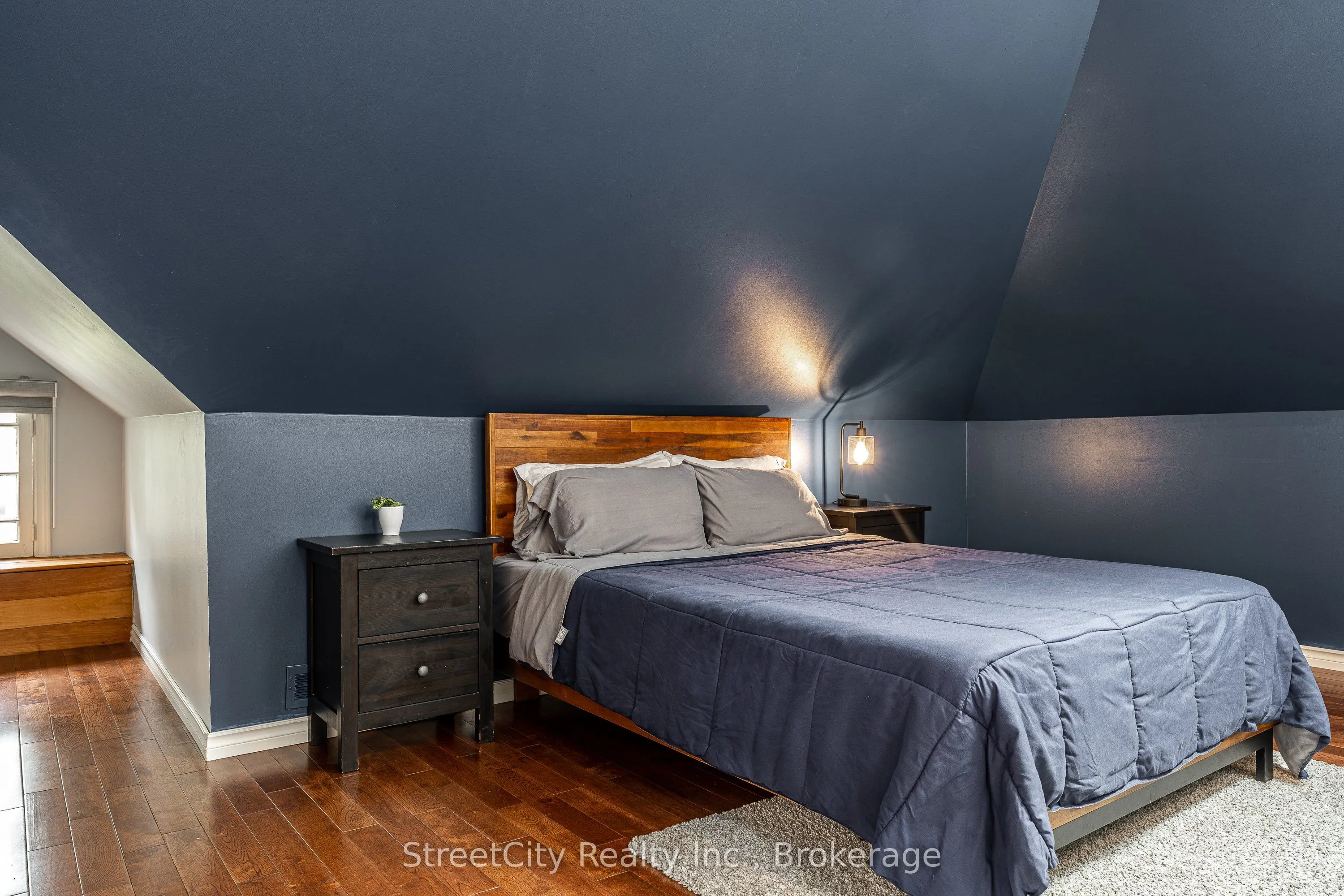 18 Waterloo Street N