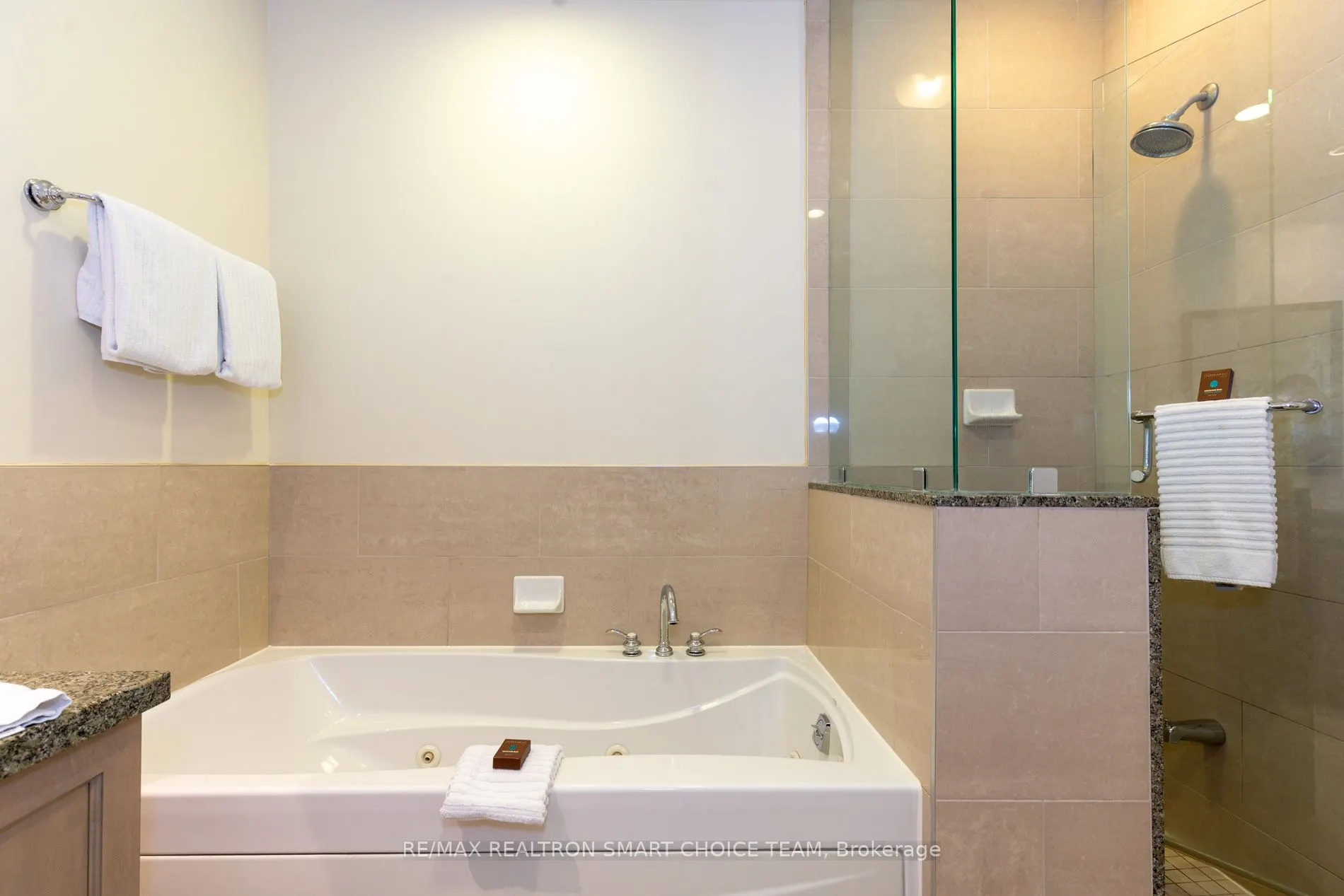 1869 Muskoka 118 Road W, #L204-C1