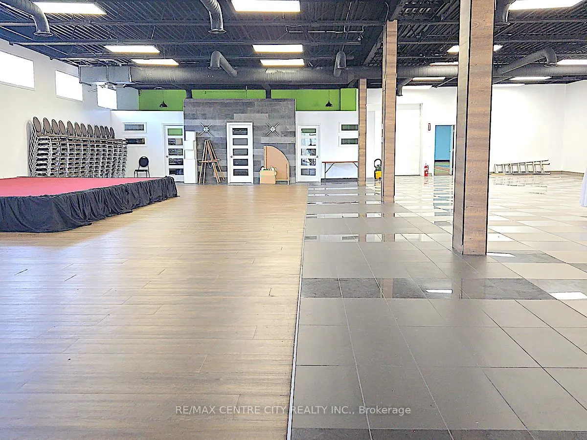 284 Adelaide Street S