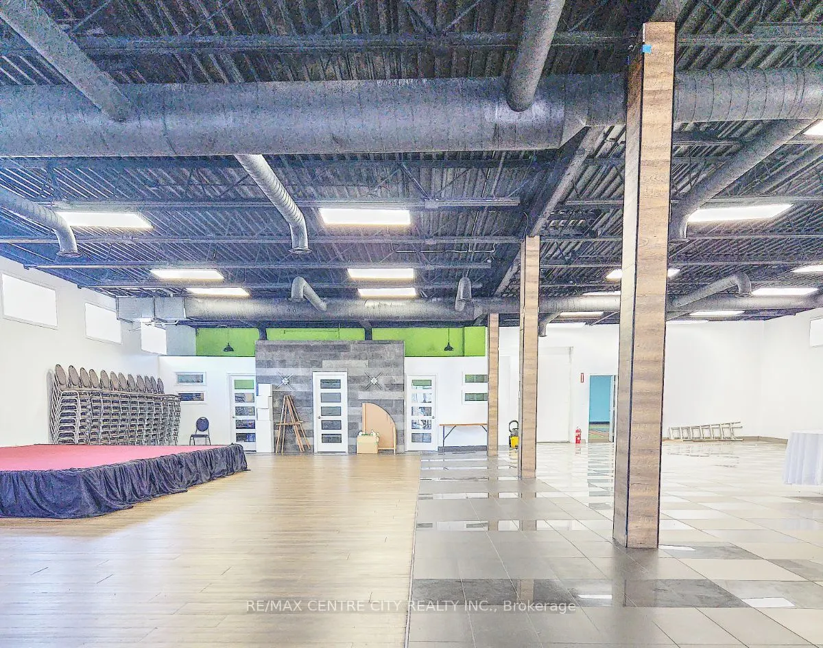 284 Adelaide Street S