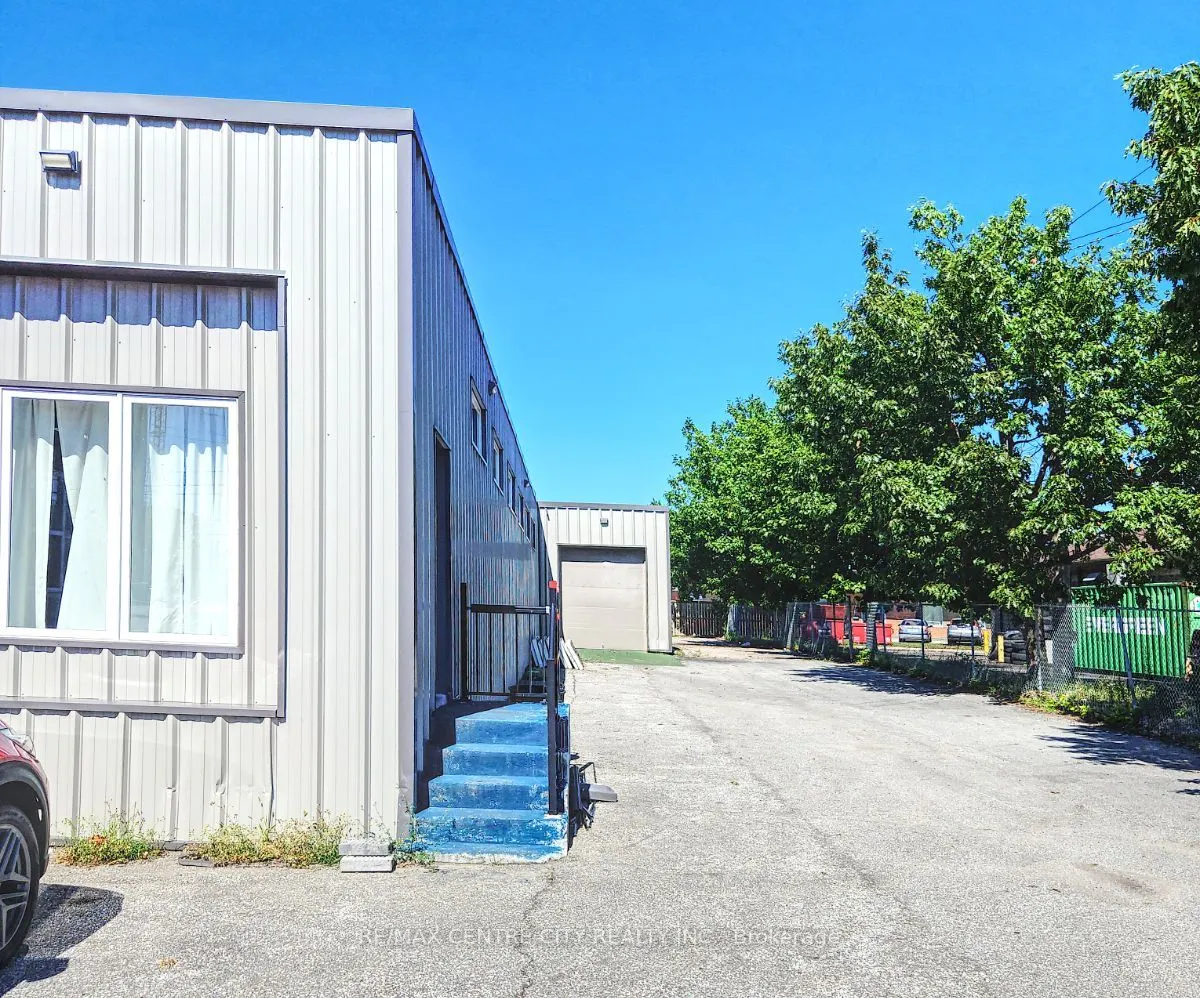 284 Adelaide Street S