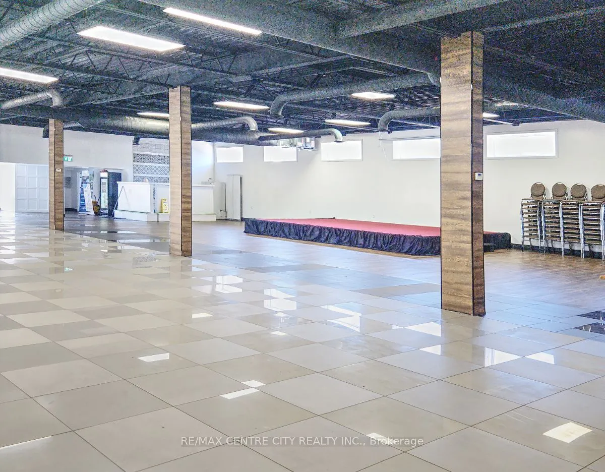 284 Adelaide Street S