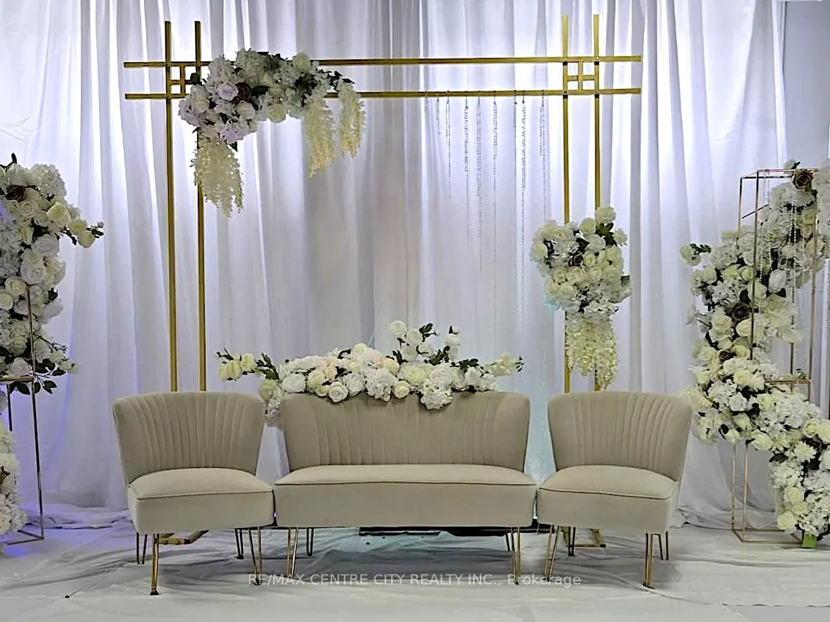 284 Adelaide Street S