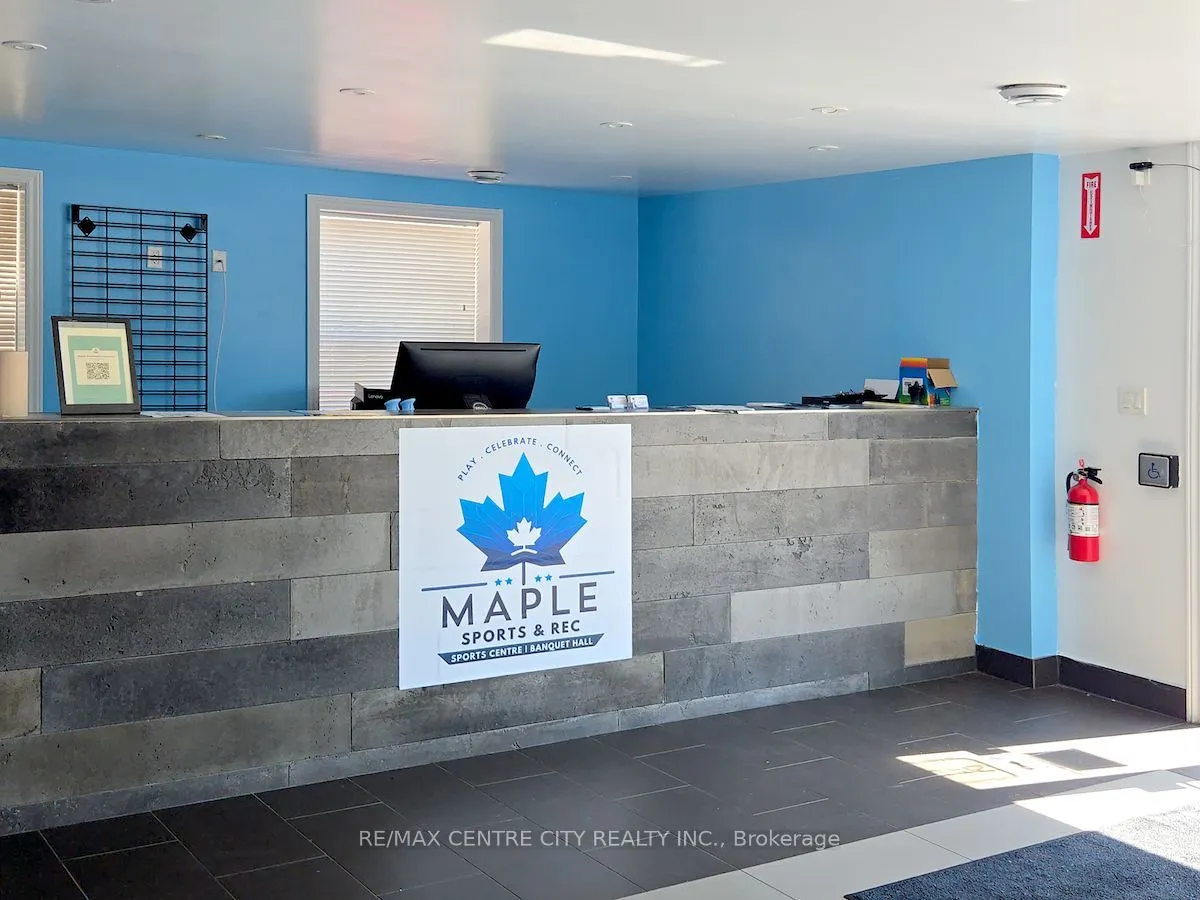 284 Adelaide Street S