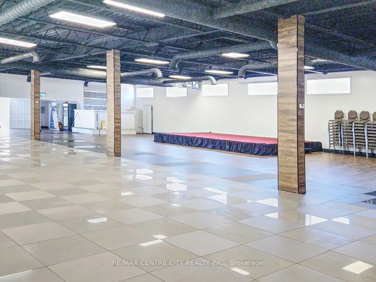 284 Adelaide Street S