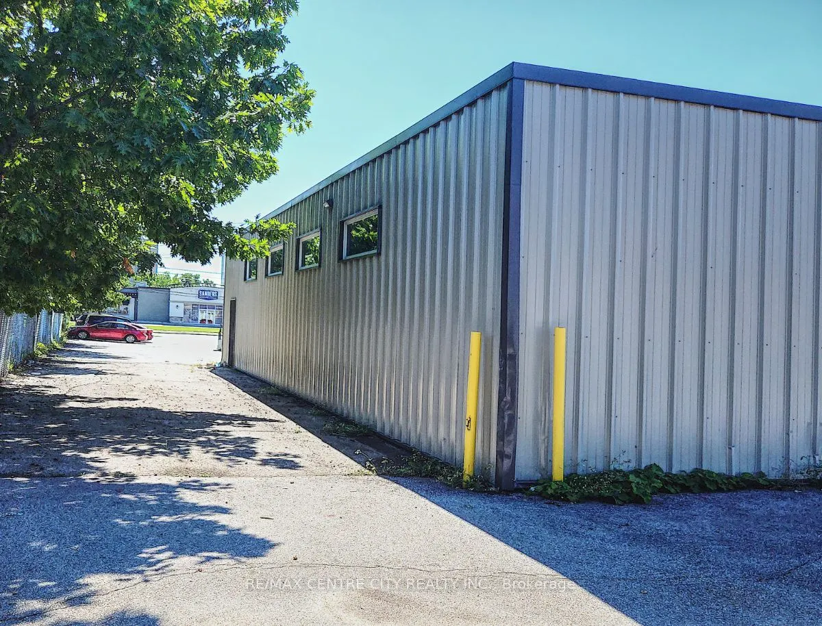 284 Adelaide Street S