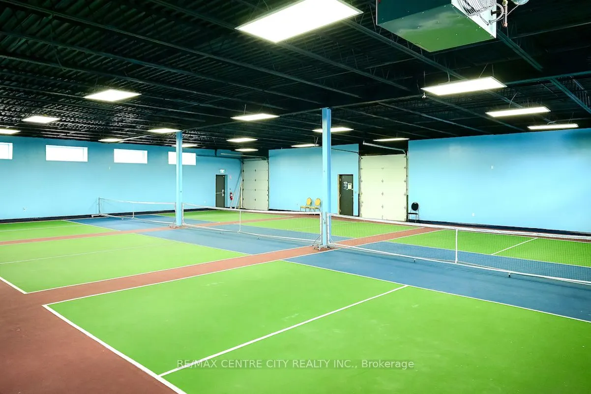 284 Adelaide Street S