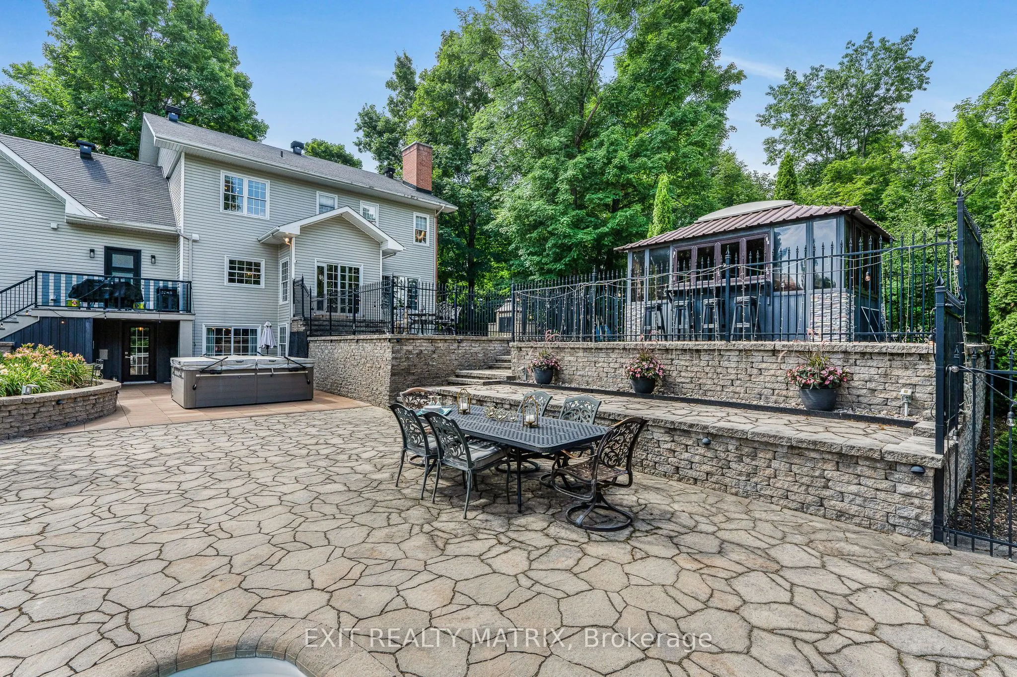 1271 GEORGES VANIER Drive