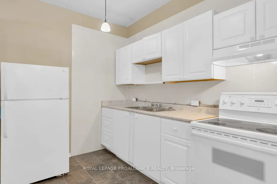 208 Victoria Street N