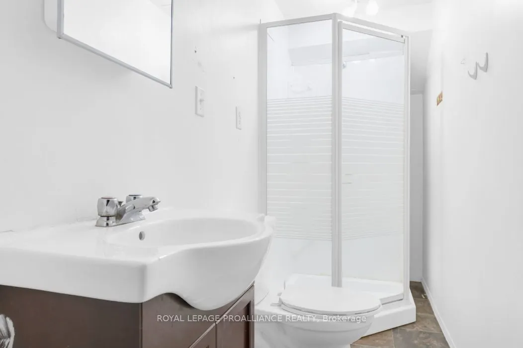 208 Victoria Street N