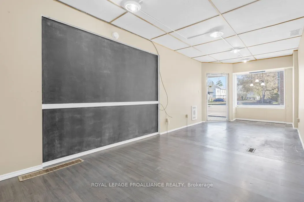 208 Victoria Street N