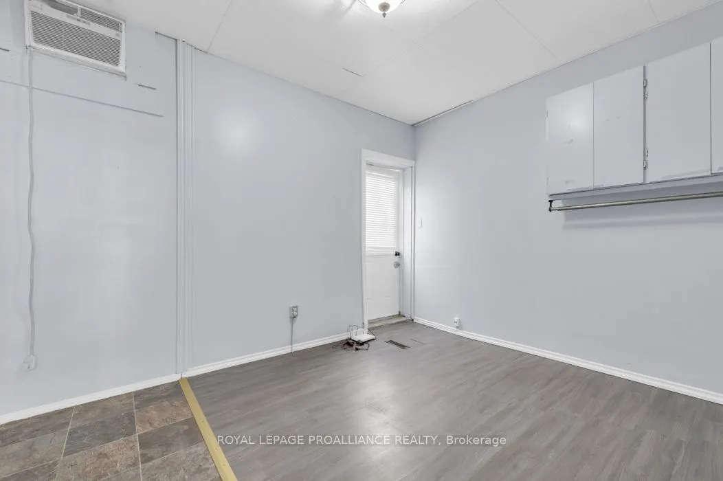 208 Victoria Street N