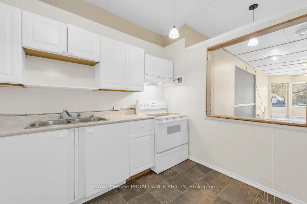 208 Victoria Street N