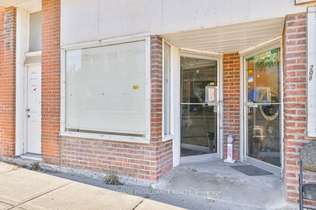 208 Victoria Street N