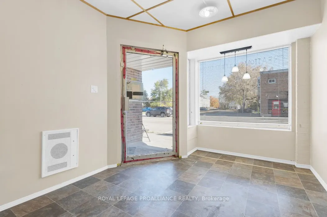 208 Victoria Street N