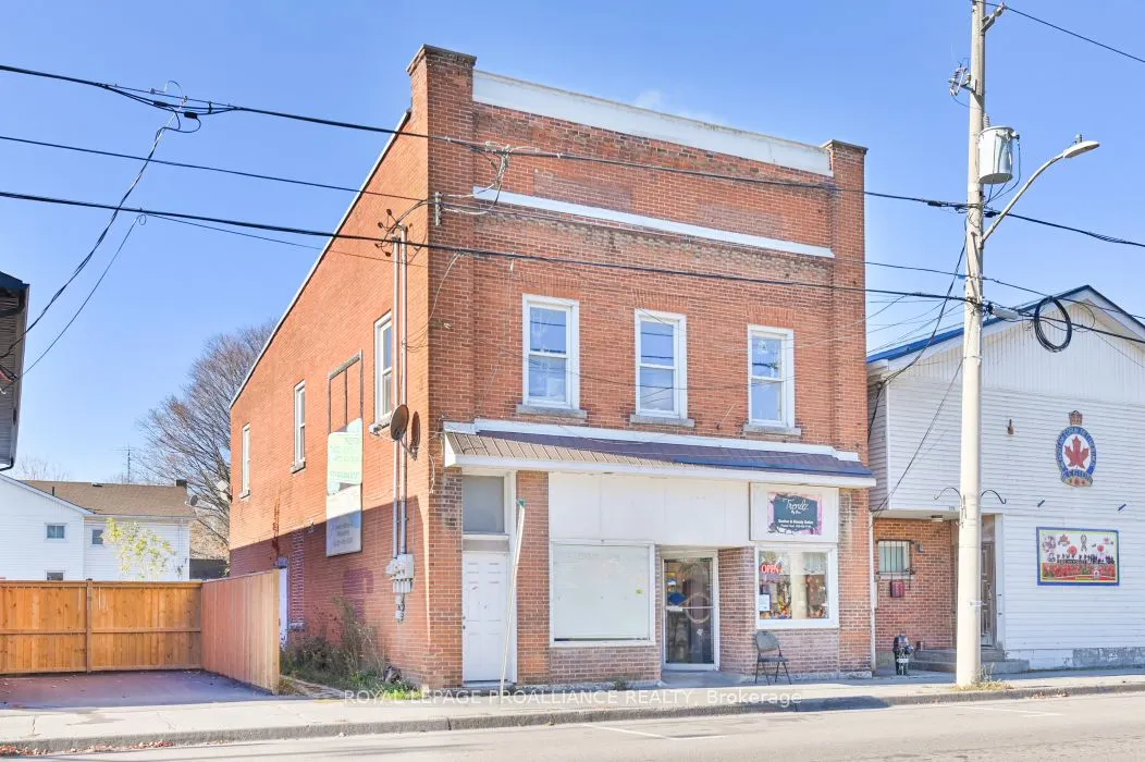 208 Victoria Street N