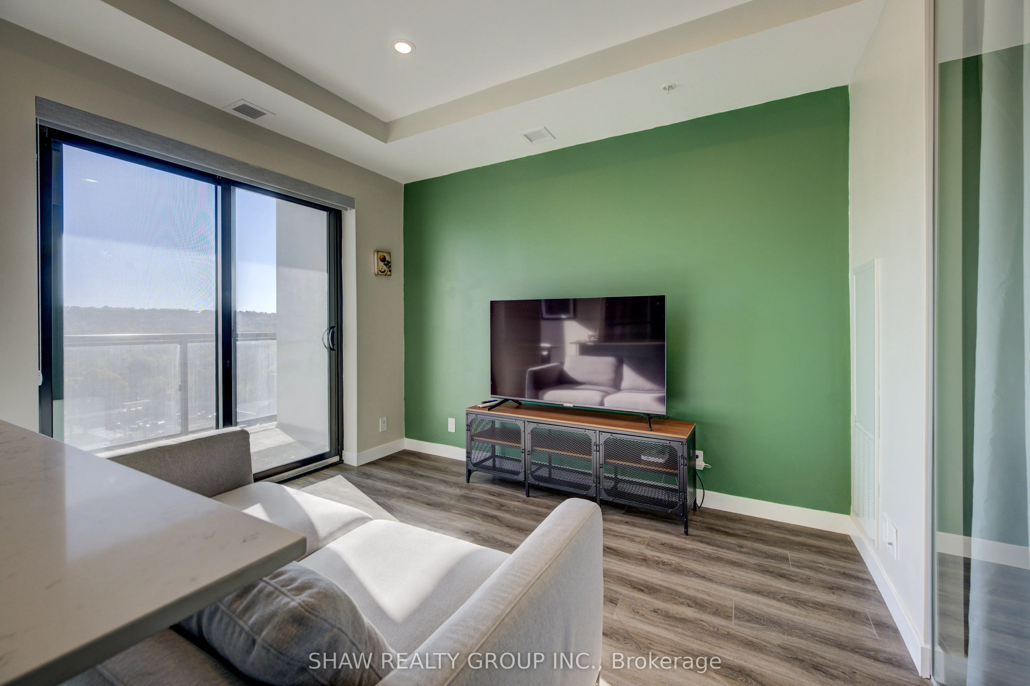 15 Queen Street S, #1015