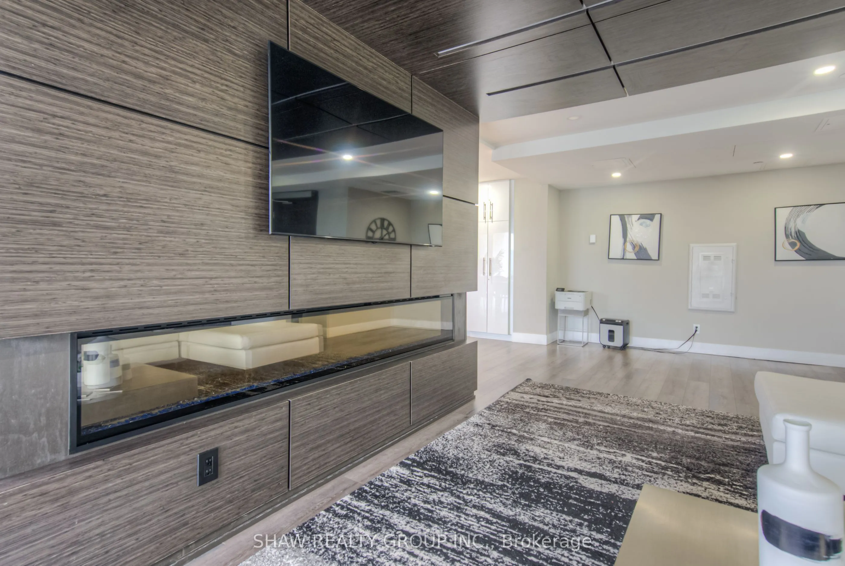 15 Queen Street S, #1015