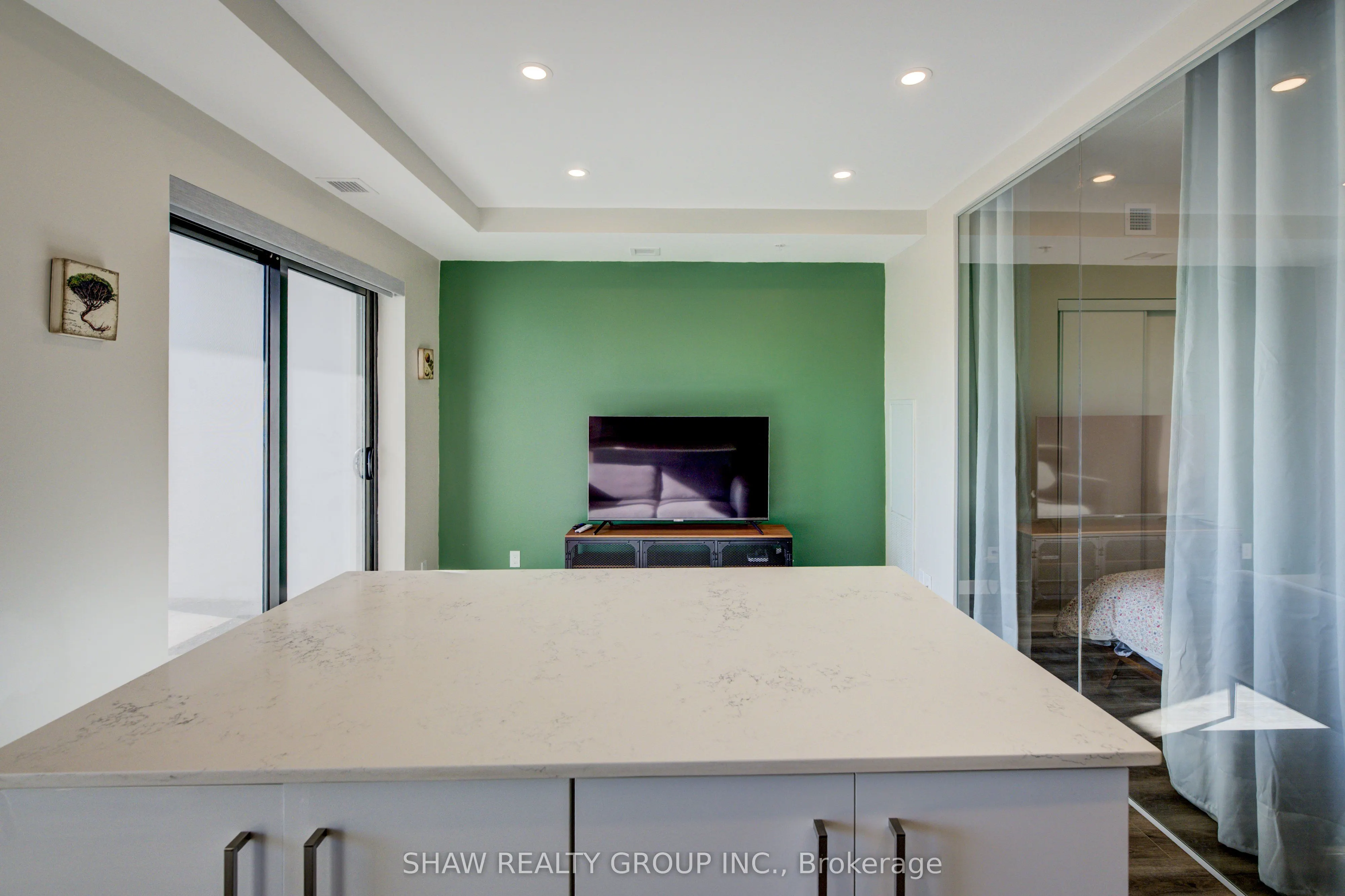 15 Queen Street S, #1015