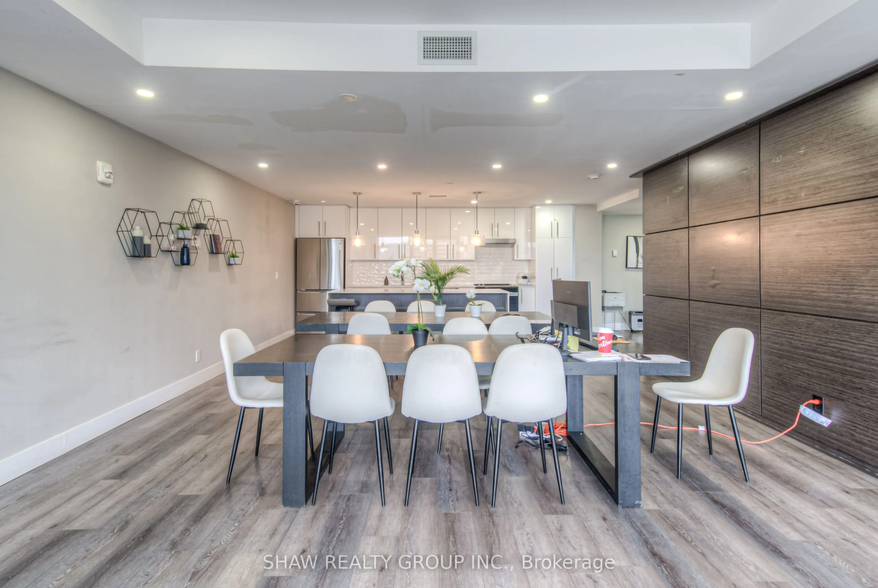 15 Queen Street S, #1015