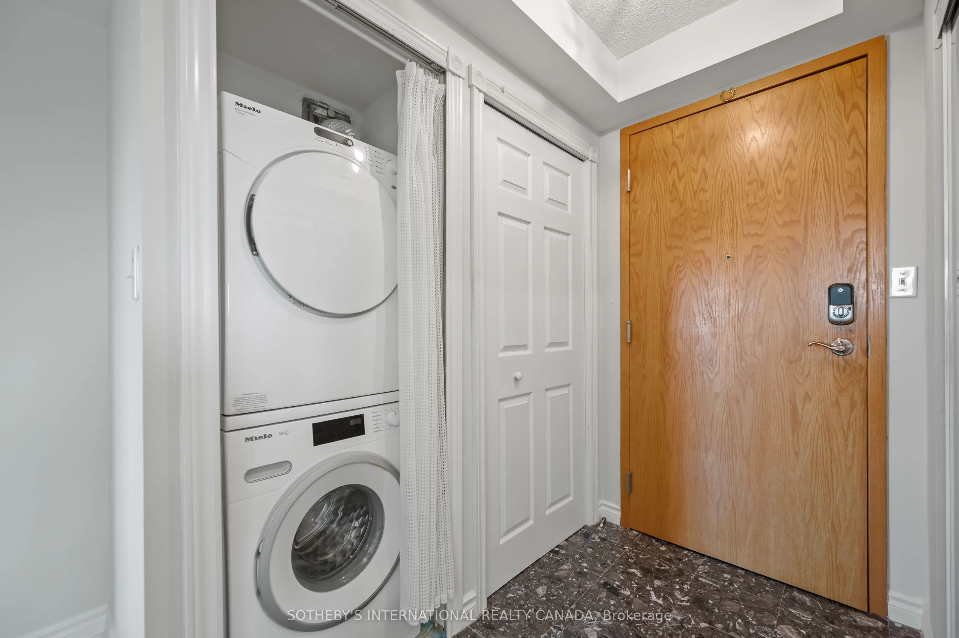 237 King Street W, #1003