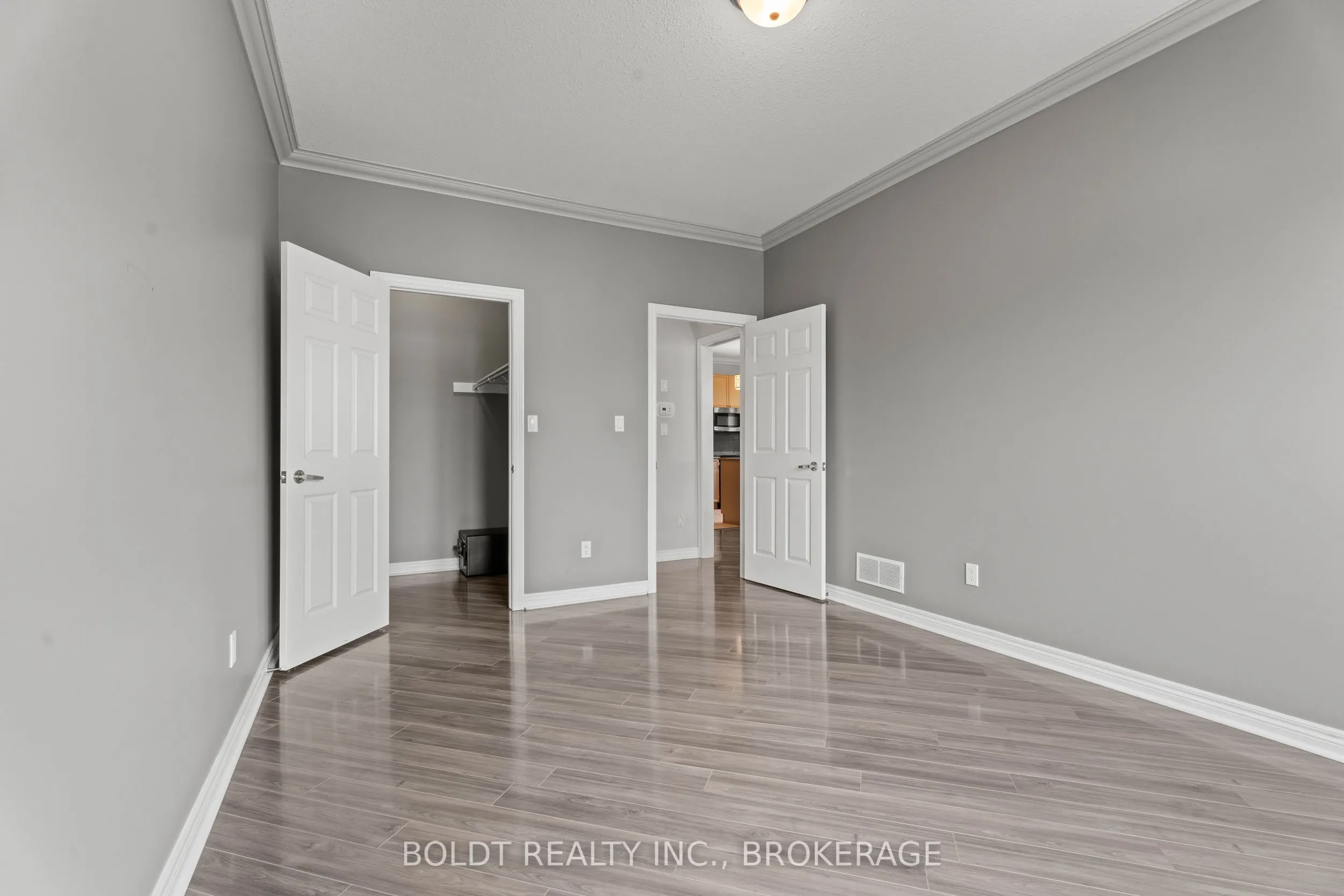 8 Willowlanding Court