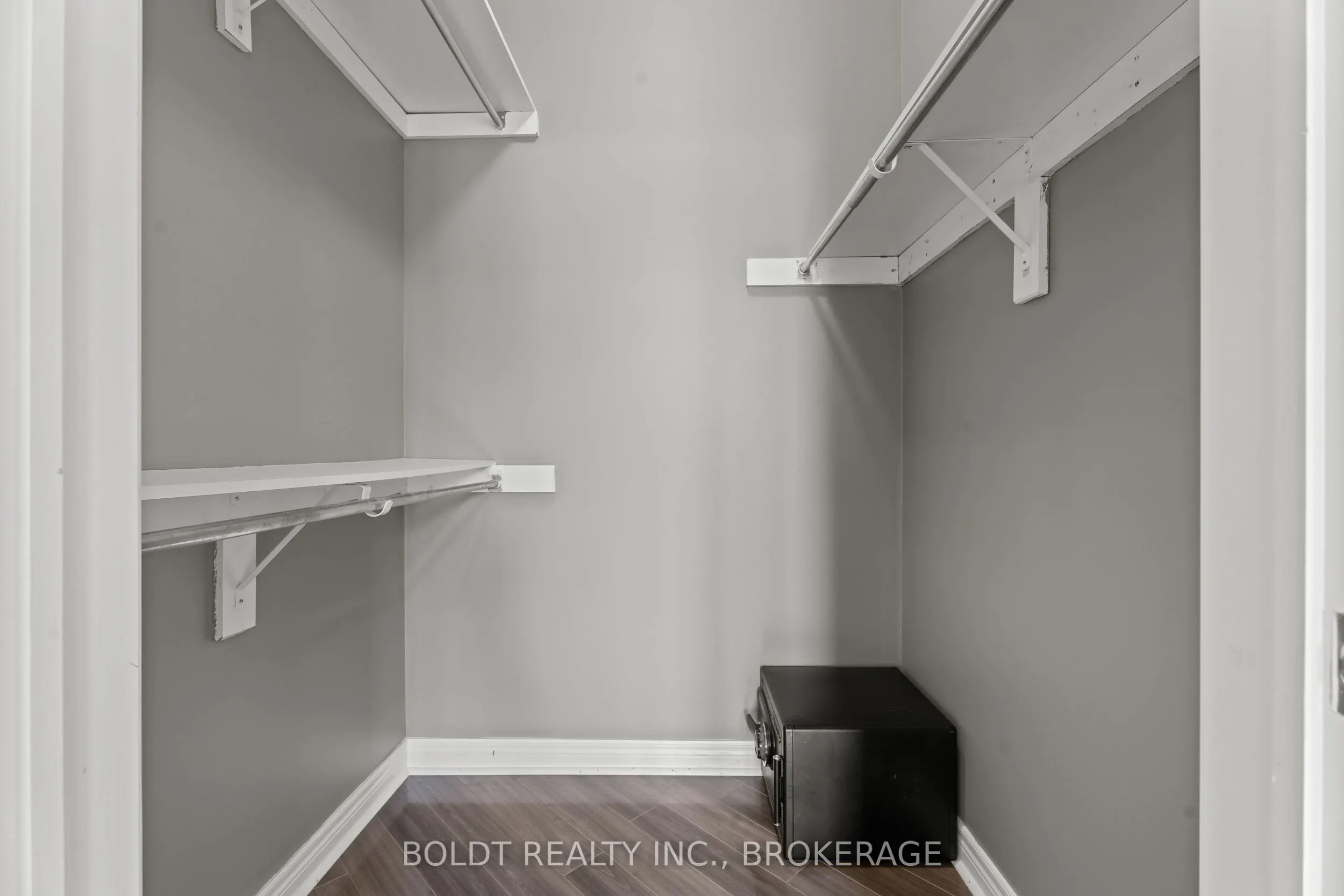 8 Willowlanding Court