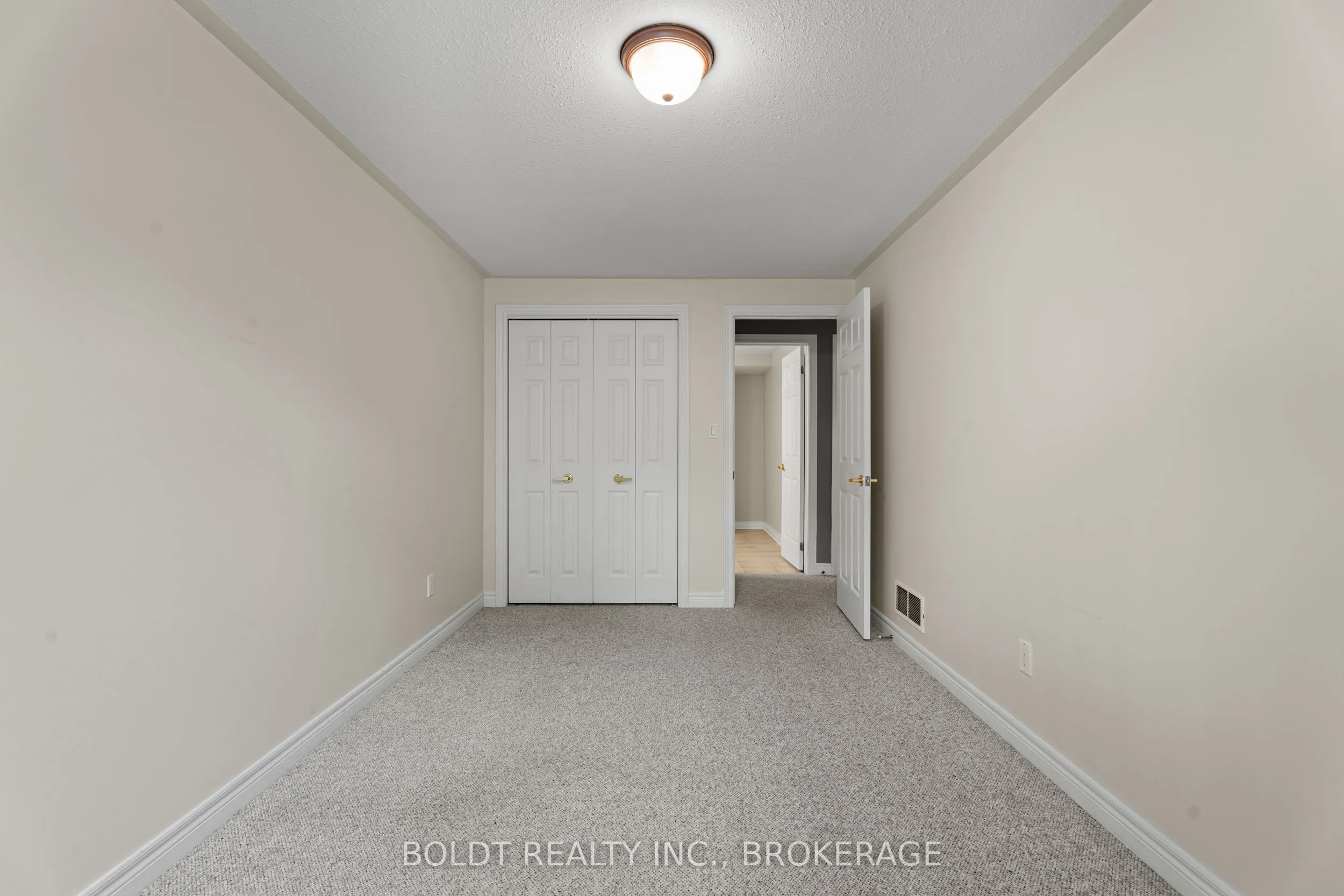 8 Willowlanding Court