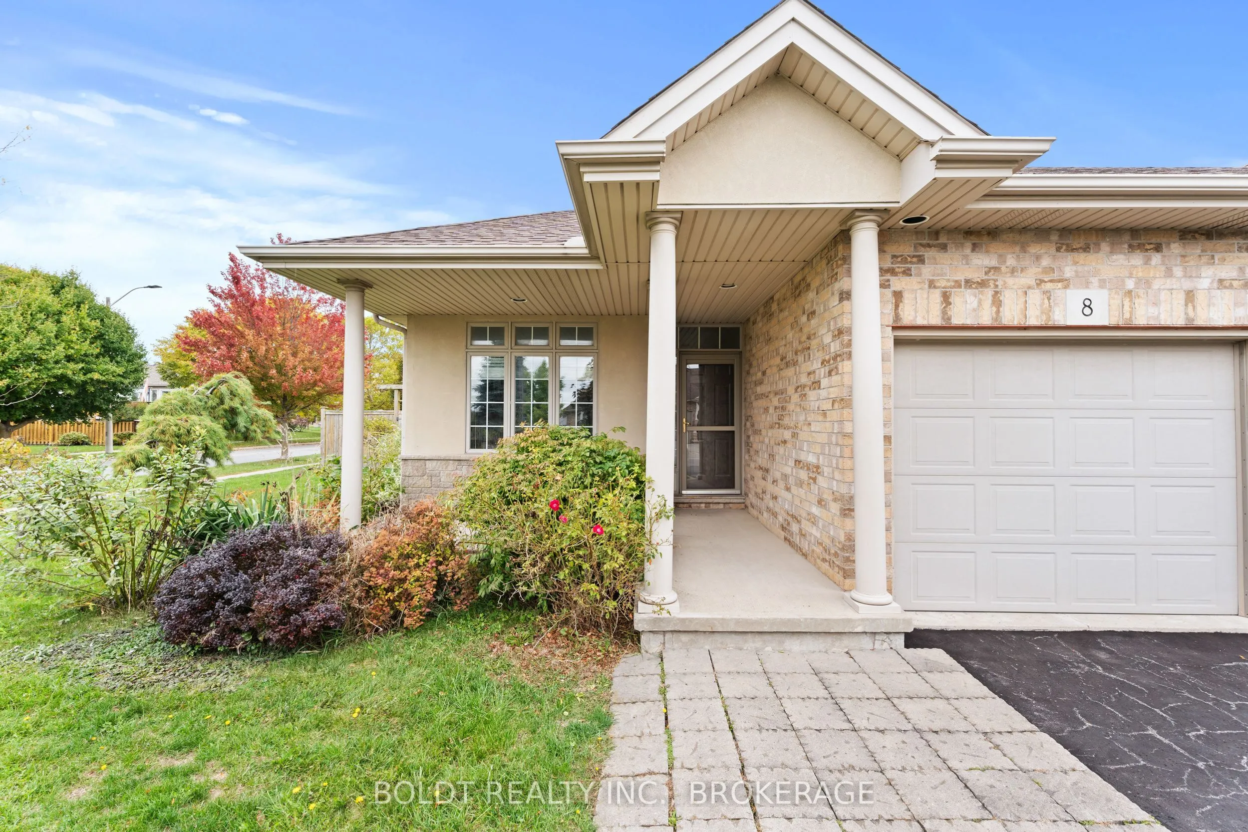 8 Willowlanding Court