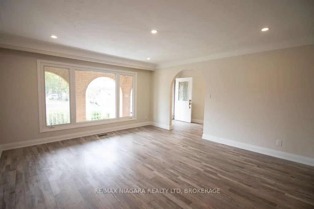 510 Queen Victoria Drive, #Main