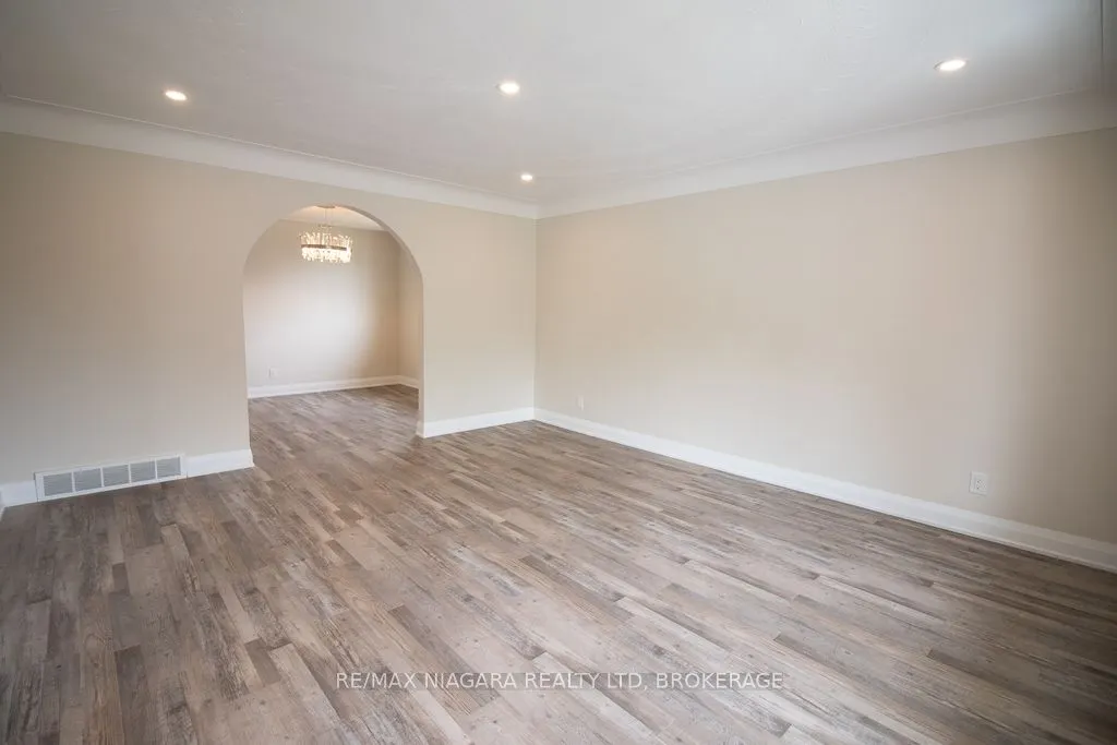 510 Queen Victoria Drive, #Main