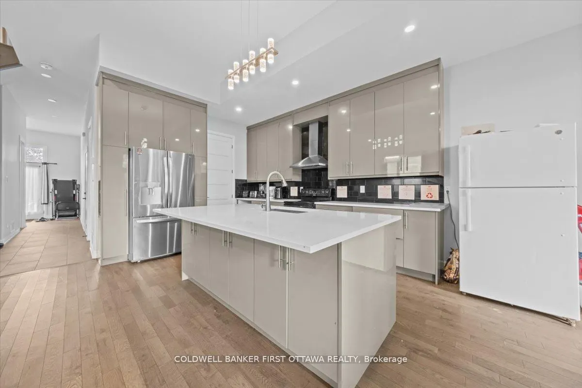 560 QUEEN MARY Street