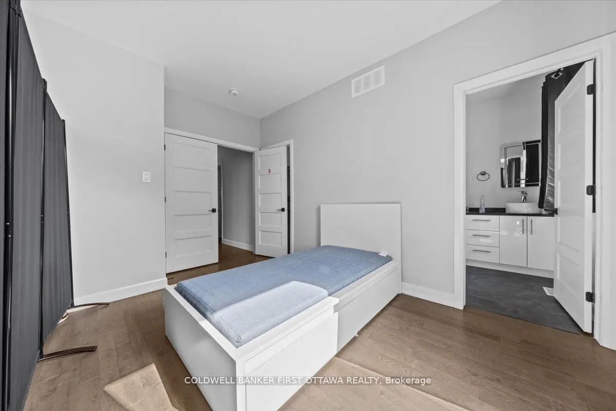 562 QUEEN MARY Street