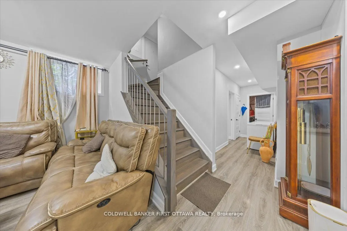 562 QUEEN MARY Street