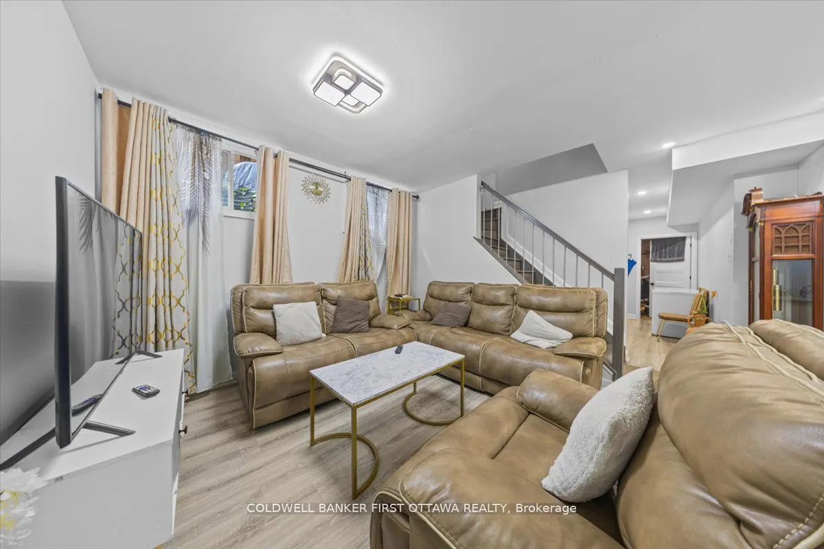 562 QUEEN MARY Street